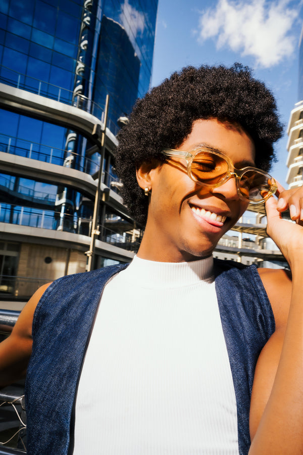 persona sonriente afro con gafas de sol