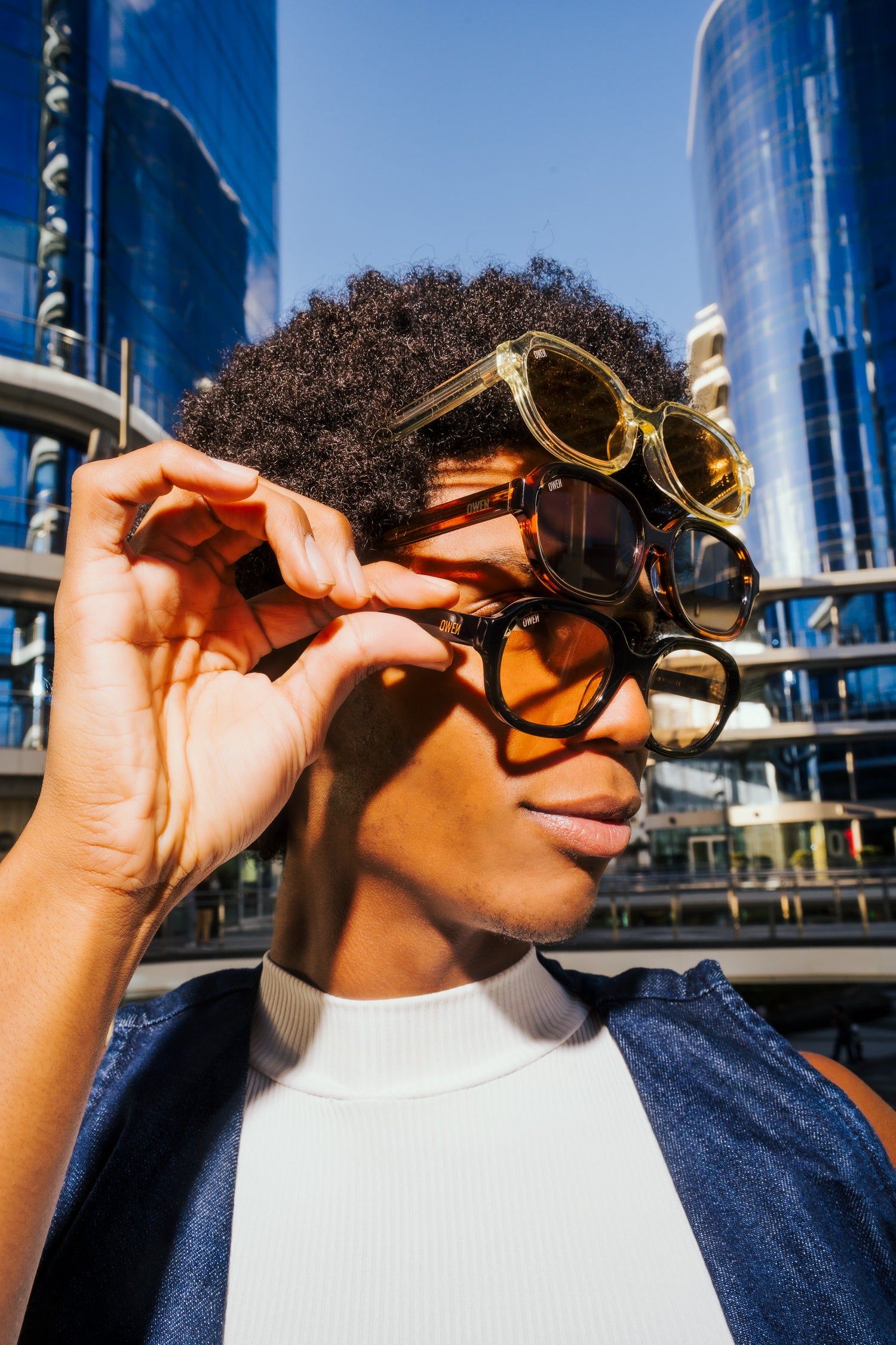 foto tres gafas en cabeza de persona editorial cool