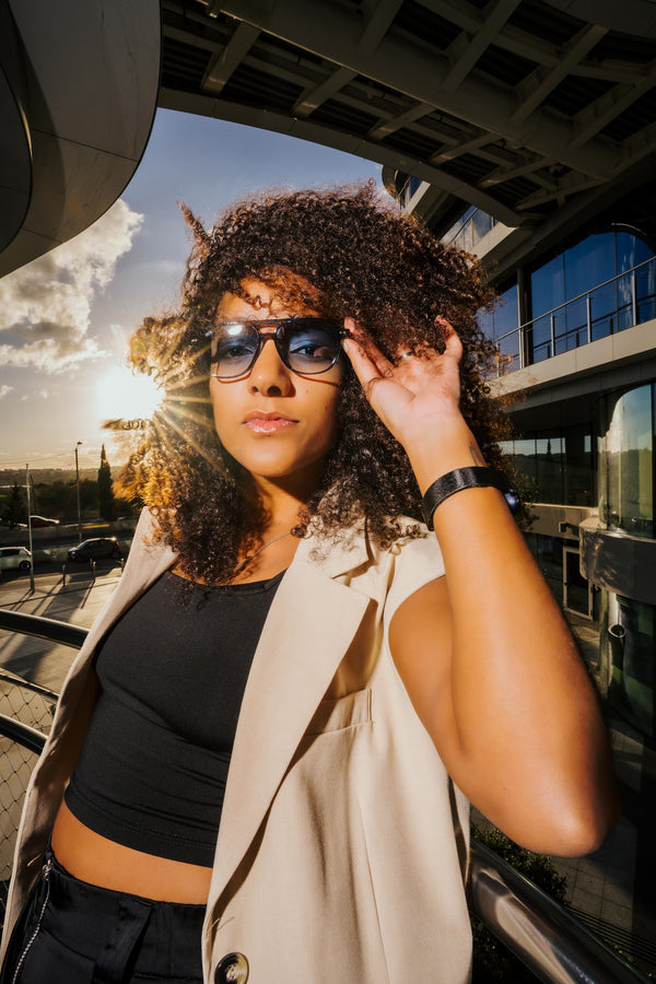 mujer con gafas desafiante